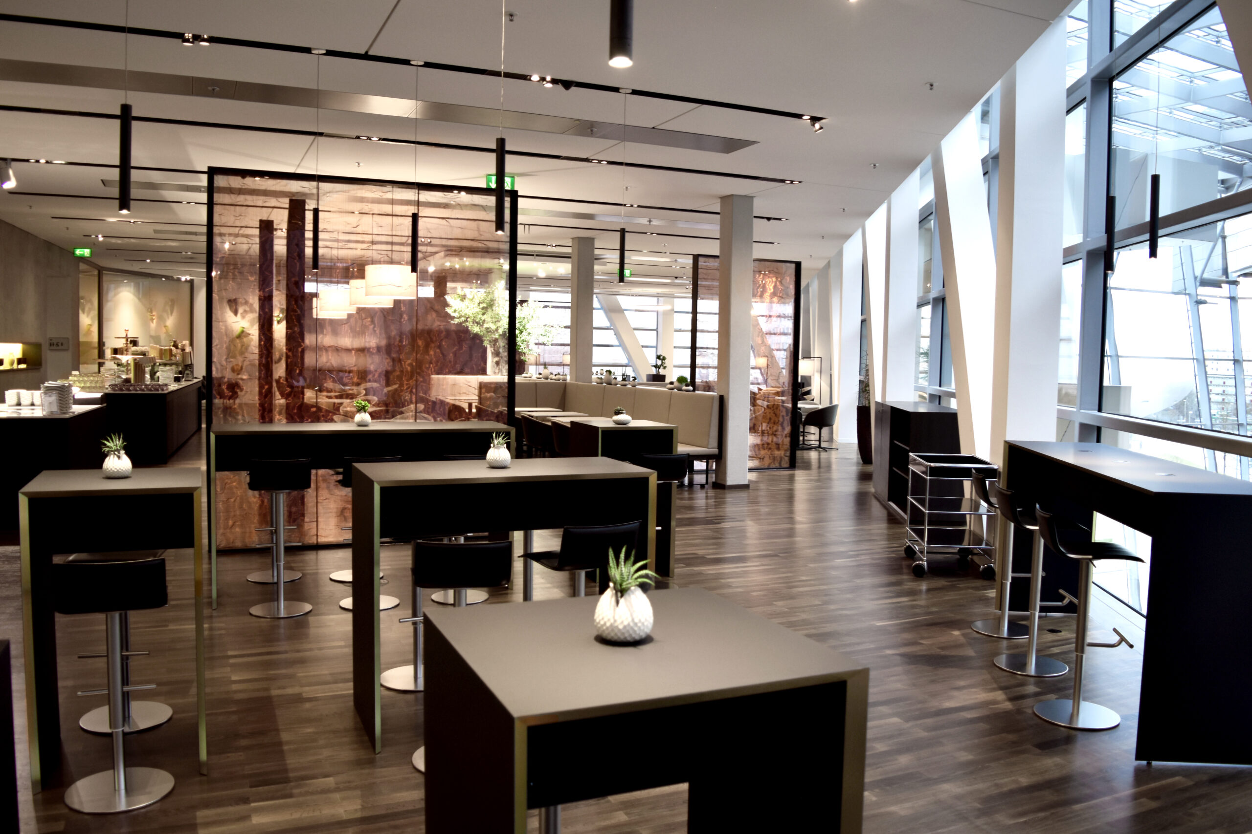 PHX MIRAGE_EVERMORE_DUNE ORO_BMW LOUNGE_01